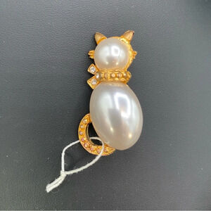 Faux Pearl and Gold Tone Vintage Cat Brooch Jelly Belly Style